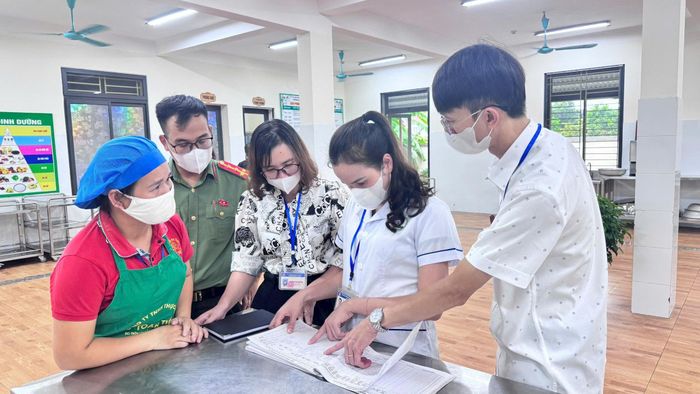 Ông Vũ Hồng Giang, Phó Trưởng phòng Văn hóa - Xã hội xã Vật Lại (người đầu tiên từ bên phải sang) cùng đoàn công tác của xã kiểm tra bữa ăn bán trú tại Trường tiểu học Thái Hòa, xã Vật Lại. Ảnh: Kim Xuyến