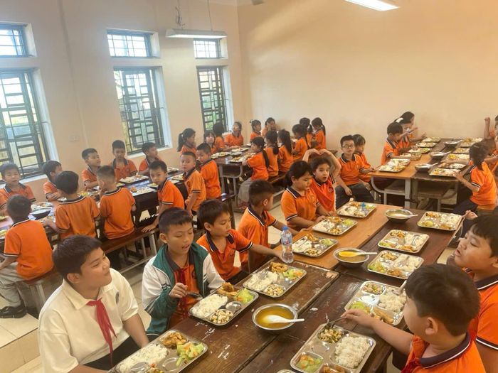 Bữa ăn bán trú của học sinh trường tiểu học Thái Hòa, phân hiệu Đồng Thái xã Vật Lại. Ảnh: Kim Xuyến