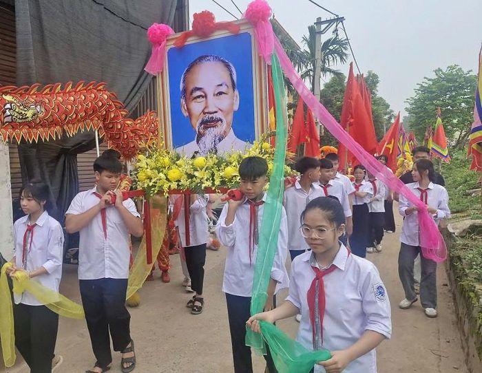 Dịp kỷ niệm 72 năm Ngày Giải phóng Thủ đô, nhiều thôn sau sáp nhập ở xã Phú Xuyên tổ chức hội làng truyền thống gắn kết cộng đồng. Ảnh: PV
