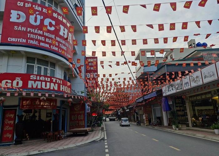 Làng nghề mộc cao cấp Vạn Điểm ở xã Phú Xuyên rợp bóng cờ, người dân vui mừng, phấn khởi thi đua lao động, sản xuất, thúc đẩy phát triển kinh tế. Ảnh: PV 
