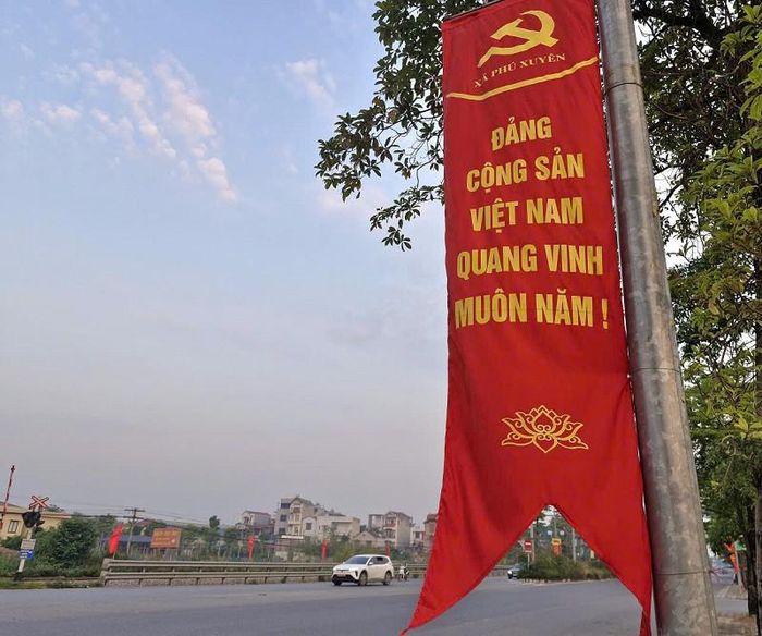 Các tuyến đường ở xã Phú Xuyên được trang trí tạo điểm nhấn chào mừng sự kiện kỷ niệm 72 năm Ngày Giải phóng Thủ đô. Ảnh: PV