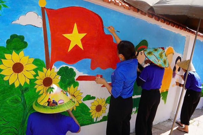 Đoàn viên, thanh niên xã Phú Xuyên trang trí các tuyến đường chào mừng kỷ niệm 72 năm Ngày Giải phóng Thủ đô. Ảnh: PV