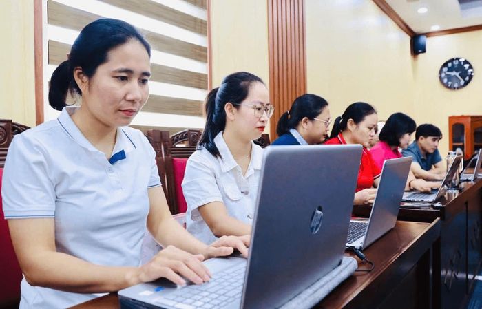 Cán bộ cơ sở trực tiếp rà soát, cập nhật dữ liệu đất đai trên môi trường số. Ảnh: Mạnh Vũ
