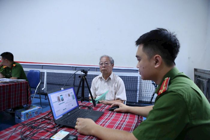 Lực lượng Công an phường sử dụng dữ liệu dân cư để hỗ trợ thân nhân liệt sĩ. Ảnh: TT