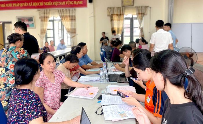 Đông đảo người dân tham gia rà soát thông tin đất đai, góp phần xây dựng cơ sở dữ liệu. Ảnh: PV