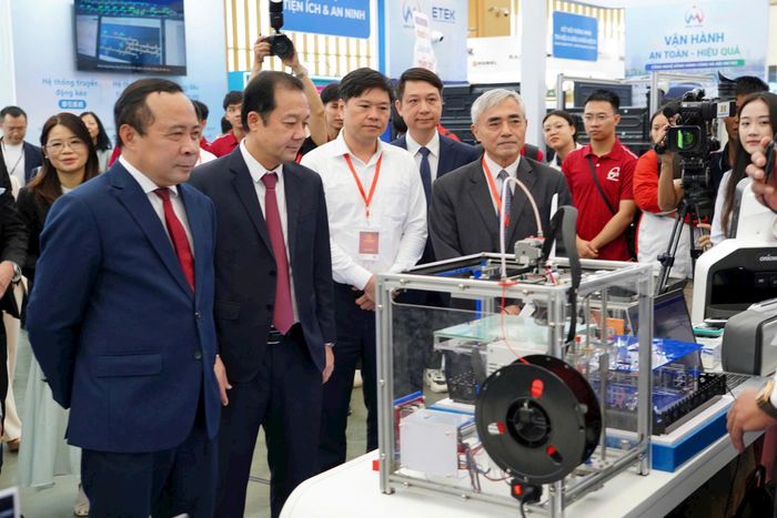 Bộ trưởng Vũ Hải Quân và các đại biểu tham quan Triển lãm Chuyển đổi số 2026. Ảnh: Phan Hoàn