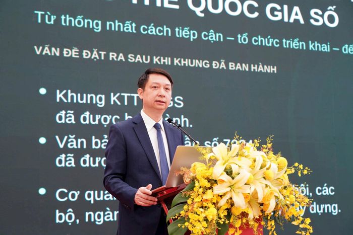 Cục trưởng Cục Chuyển Đổi số (Bộ Khoa học và Công nghệ) Trần Duy Ninh trình bày triển khai Khung kiến trúc tổng thể quốc gia số. Ảnh: Phan Hoàn