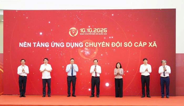 Các đại biểu thực hiện nghi thức bấm nút khai trương Nền tảng ứng dụng chuyển đổi số cấp xã. Ảnh: Phan Hoàn