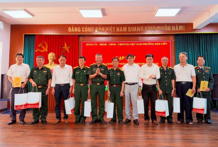 Đại diện Bộ Tư lệnh Thủ đô Hà Nội và lãnh đạo phường Kim Liên trao quà cho các đồng chí nguyên sĩ quan, quân nhân chuyên nghiệp, viên chức quốc phòng thuộc lực lượng vũ trang Thủ đô đã nghỉ hưu trên địa bàn. Ảnh: PV