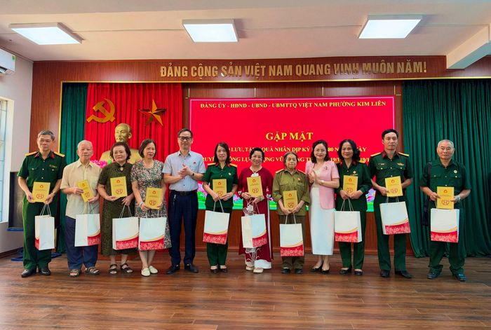 Lãnh đạo phường Kim Liên trao quà cho các đồng chí nguyên sĩ quan, quân nhân chuyên nghiệp, viên chức quốc phòng thuộc lực lượng vũ trang Thủ đô đã nghỉ hưu trên địa bàn. Ảnh: PV
