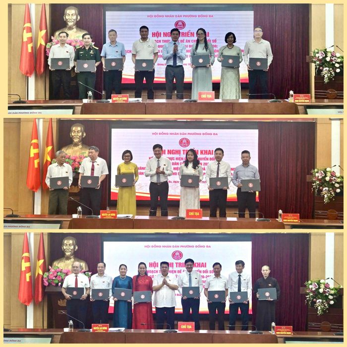 Trao máy tính cho các đại biểu HĐND phường tại hội nghị. Ảnh: Đỗ Hưng