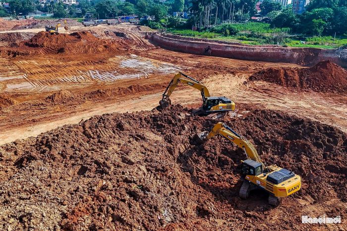 Trên công trường, các hạng mục đang được triển khai đồng loạt.