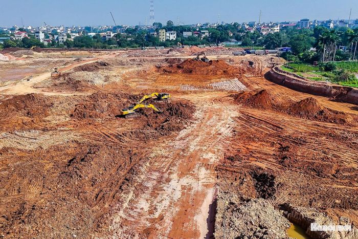 Điều kiện quan trọng để dự án tăng tốc thi công là công tác giải phóng mặt bằng. Ngày 21-3, UBND phường Đông Ngạc đã bàn giao 100% mặt bằng cho Ban Quản lý dự án. Toàn bộ mặt bằng sau đó được bàn giao cho đơn vị thi công.