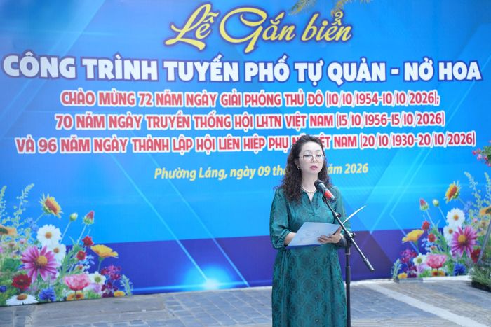 Đồng chí Nguyễn Thị Minh Hiền, Phó Bí thư Thường trực Đảng ủy phường Láng kỳ vọng công trình này sẽ đem lại nhiều thay đổi tích cực cho nhân dân. Ảnh: Phạm Mạnh