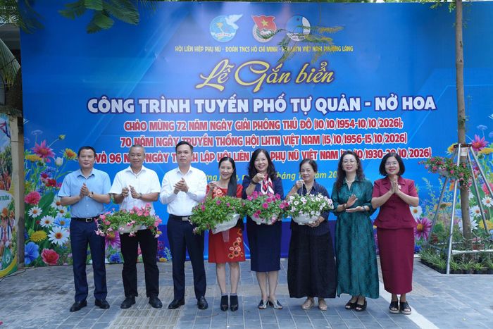 Lãnh đạo phường trao những cây hoa đại diện cho sự bàn giao tới đại diện các đơn vị. Ảnh: Phạm Mạnh