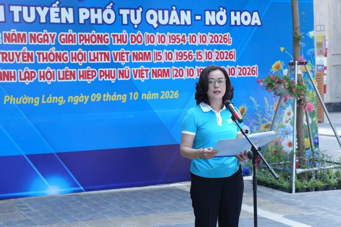 Đồng chí Nguyễn Thị Thúy Hà, Phó Chủ tịch Ủy ban MTTQ Việt Nam phường, Chủ tịch Hội Liên hiệp phụ nữ phường Láng thông tin về quá trình triển khai công trình. Ảnh: Phạm Mạnh