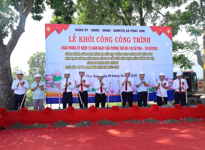 Lãnh đạo xã Phúc Sơn khởi công trình cứng hóa kênh N8 kết hợp đường giao thông. Ảnh: Kim Nhuệ