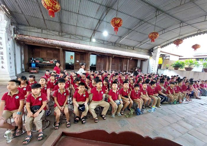 Học sinh tham quan tìm hiểu di tích và các nghi lễ tại di tích đền Trấn Vũ - chùa Cự Linh. Ảnh: Nhân vật cung cấp