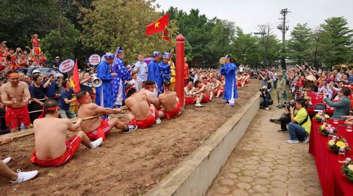 Kéo co ngồi đền Trấn Vũ được UNESCO ghi danh vào Danh sách Di sản văn hóa phi vật thể đại diện của nhân loại. Ảnh: Nhân vật cung cấp