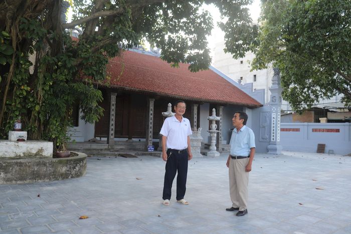 Ông Ngô Quang Khải (bên phải) và ông Nguyễn Kim Ưng trong sân đền Trấn Vũ. Ảnh: Hiền Chi