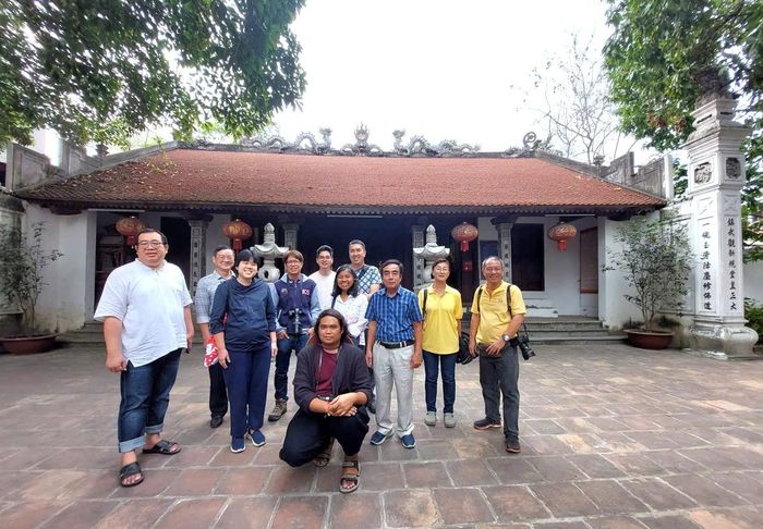 Ông Ngô Quang Khải (đứng thứ ba từ phải sang) tiếp đón đoàn Campuchia tham quan di tích đền Trấn Vũ - chùa Cự Linh. Ảnh: Nhân vật cung cấp