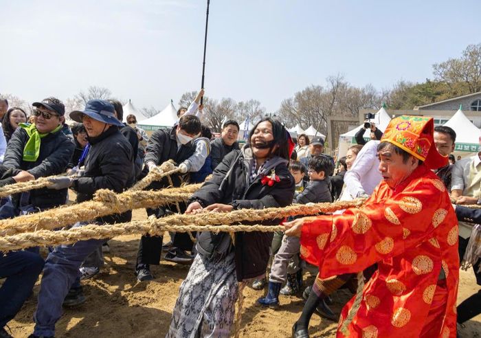 Ông Ngô Quang Khải (ngoài cùng bên phải) tham gia giao lưu kéo co tại Hàn Quốc. Ảnh: Nhân vật cung cấp.