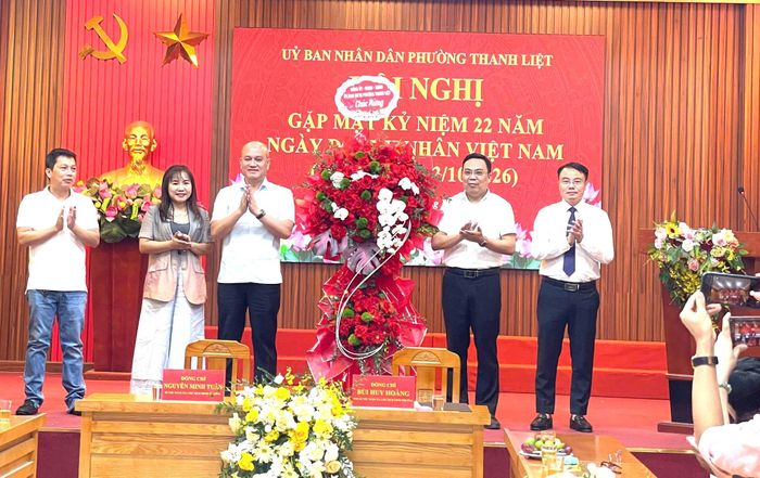 Lãnh đạo phường đã tặng hoa chúc mừng các doanh nghiệp, HTX tiêu biểu. Ảnh: Đào Tuyết
