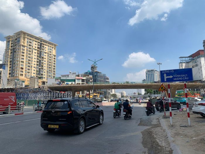 Hai cầu vượt đang được nhà thầu dồn lực thi công, quyết tâm hoàn thành trước ngày 31-12-2026. Ảnh: Tuấn Lương