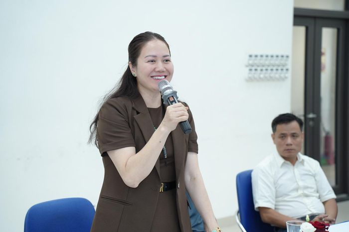 Các doanh nghiệp chia sẻ khó khăn, vướng mắc và nhiều đề xuất tới lãnh đạo phường Láng. Ảnh: Phạm Mạnh