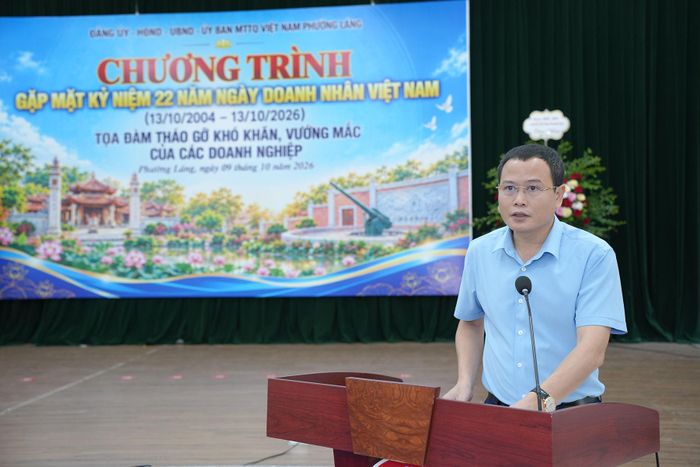 Ông Nguyễn Thanh Tùng, Phó Bí thư Đảng uỷ, Chủ tịch UBND phường Láng thông tin tình hình kinh tế - xã hội của phường. Ảnh: Phạm Mạnh