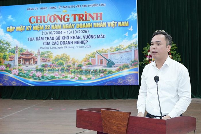 Bí thư Đảng ủy, Chủ tịch HĐND phường Láng nhấn mạnh giá trị cốt lõi của tọa đàm là mở ra một kênh đối thoại trực tiếp, cởi mở để chính quyền và doanh nghiệp cùng thấu hiểu và tìm giải pháp mới. Ảnh: Phạm Mạnh