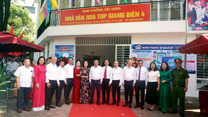 Phó Bí thư Thành ủy Nguyễn Văn Phong, lãnh đạo phường Việt Hưng và Tổ dân phố Giang Biên 4 tại lễ ra mắt mô hình. Ảnh: B.Duy