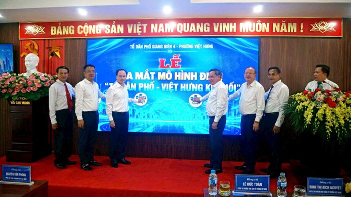 Phó Bí thư Thành ủy Nguyễn Văn Phong cùng lãnh đạo phường Việt Hưng thực hiện nghi thức ra mắt mô hình điểm “Tổ dân phố - Việt Hưng kết nối”. Ảnh: B.Duy