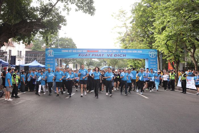 Chung kết Giải chạy Báo Hànộimới mở rộng lần thứ 51 - Vì hòa bình năm 2026 có sự tham dự của hơn 3.000 vận động viên, trong đó có 250 người nước ngoài là cán bộ, nhân viên của 20 đại sứ quán, tổ chức quốc tế, trường quốc tế đang học tập, làm việc trên địa bàn Hà Nội. Ảnh: PV