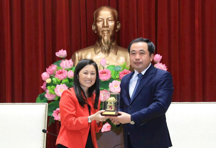 Ủy viên Bộ Chính trị, Bí thư Thành ủy Hà Nội Trần Đức Thắng trao quà lưu niệm của Thủ đô cho Đại sứ Hoa Kỳ tại Việt Nam Jennifer Wicks tháng 9-2026. Ảnh: Quang Thái