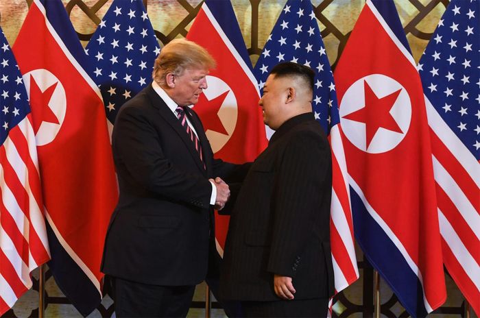 Tổng thống Mỹ Donald Trump và Nhà lãnh đạo Triều Tiên Kim Jong Un gặp gỡ tại Thủ đô Hà Nội năm 2019. Ảnh: TTXVN