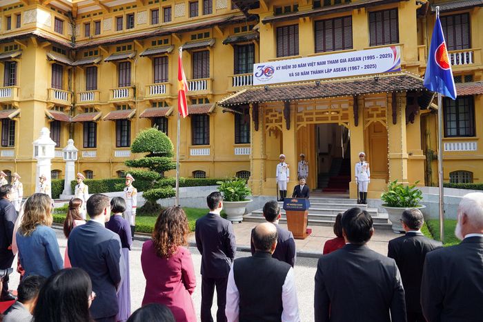 Bạn bè quốc tế tham dự lễ thượng cờ nhân dịp kỷ niệm 30 năm Việt Nam tham gia ASEAN và 58 năm thành lập ASEAN tại Thủ đô Hà Nội. Ảnh: Hoàng Linh
