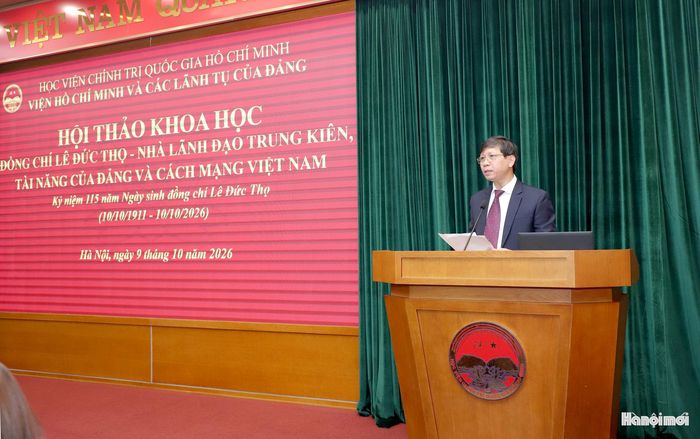 PGS.TS Lý Việt Quang, Viện trưởng Viện Hồ Chí Minh và các lãnh tụ của Đảng phát biểu khai mạc và đề dẫn Hội thảo. Ảnh: Mai Quý
