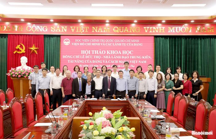 Các đại biểu dự Hội thảo chụp ảnh lưu niệm. Ảnh: Mai Quý