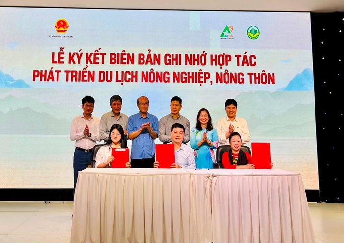 Đại diện một số tổ chức, doanh nghiệp tham gia ký kết hợp tác phát triển du lịch nông nghiệp, nông thôn. Ảnh: Tùng Nguyễn.