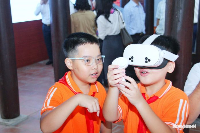 Học sinh tìm hiểu lịch sử, văn hóa địa phương qua trải nghiệm tương tác không gian 360 độ. Ảnh: Cao Kỳ
