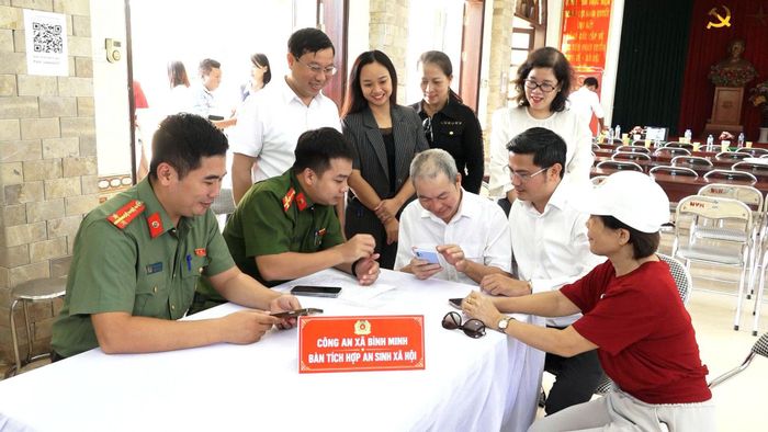 Người dân xã Bình Minh được hướng dẫn thực hành các kỹ năng số, sử dụng tiện ích số phục vụ đời sống hằng ngày. Ảnh: Thảo Nguyên