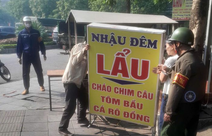 Lực lượng chức năng phường Cầu Giấy kiên quyết xử lý nghiêm các trường hợp vi phạm. Ảnh: Vân Nhi