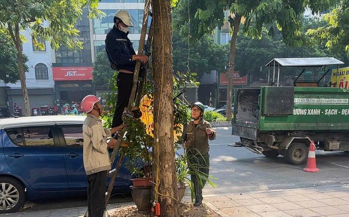 Lực lượng chức năng phường Cầu Giấy tăng cường xử lý vi phạm trật tự đô thị chào mừng 72 năm Ngày Giải phóng Thủ đô. Ảnh: Vân Nhi