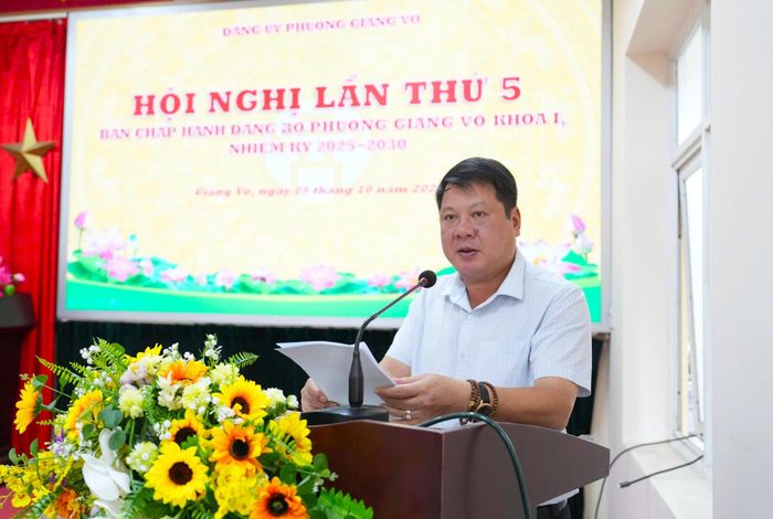 Bí thư Đảng ủy, Chủ tịch HĐND phường Giảng Võ Tống Học Nghĩa phát biểu tại hội nghị. Ảnh: TT