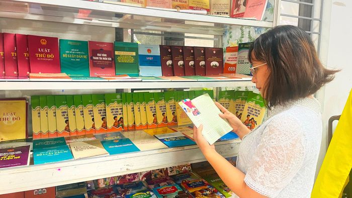 "Tủ sách cộng đồng" tại Nhà sinh hoạt cộng đồng thu hút người dân đến đọc sách. Ảnh: Việt Thắng