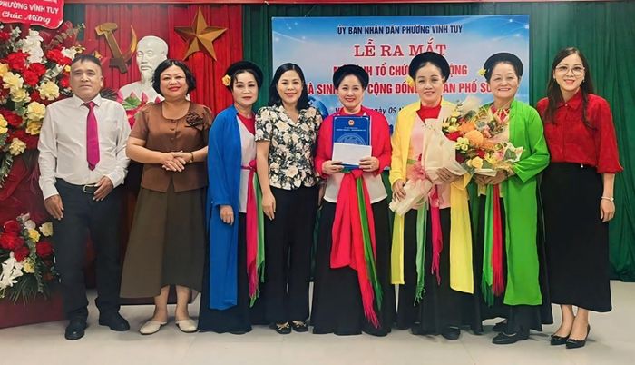 Tặng hoa chúc mừng Ban Chủ nhiệm Câu lạc bộ Chèo Vĩnh Tuy Đoài. Ảnh: Việt Thắng