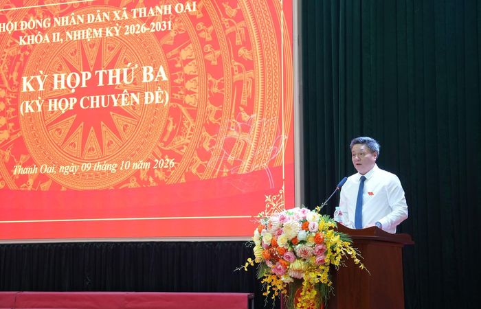 Đồng chí Bùi Hoàng Phan - Bí thư Đảng ủy, Chủ tịch HĐND xã Thanh Oai phát biểu tại kỳ họp. Ảnh: Nguyễn Lý