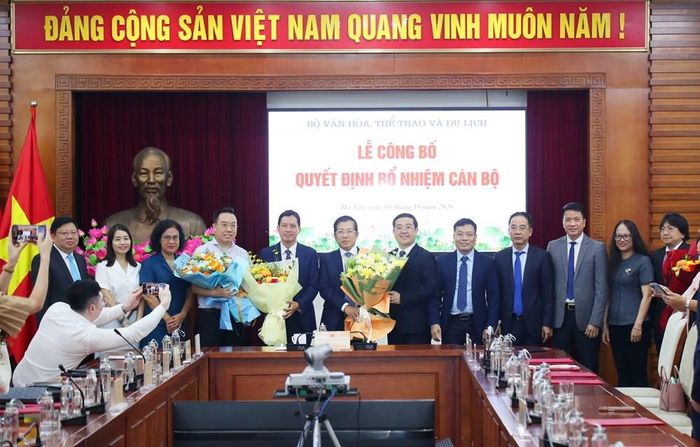 Lãnh đạo các đơn vị chúc mừng cán bộ được điều động, bổ nhiệm. Ảnh: Trần Huấn