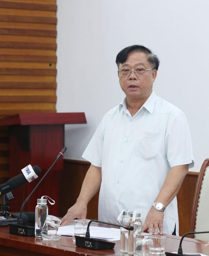 Phó Cục trưởng Cục Du lịch Quốc gia Việt Nam Phạm Văn Thủy trao đổi tại cuộc họp báo. Ảnh: Trần Huấn